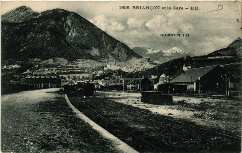 Carte postale ancienne Briancon et la Gare à Briançon
