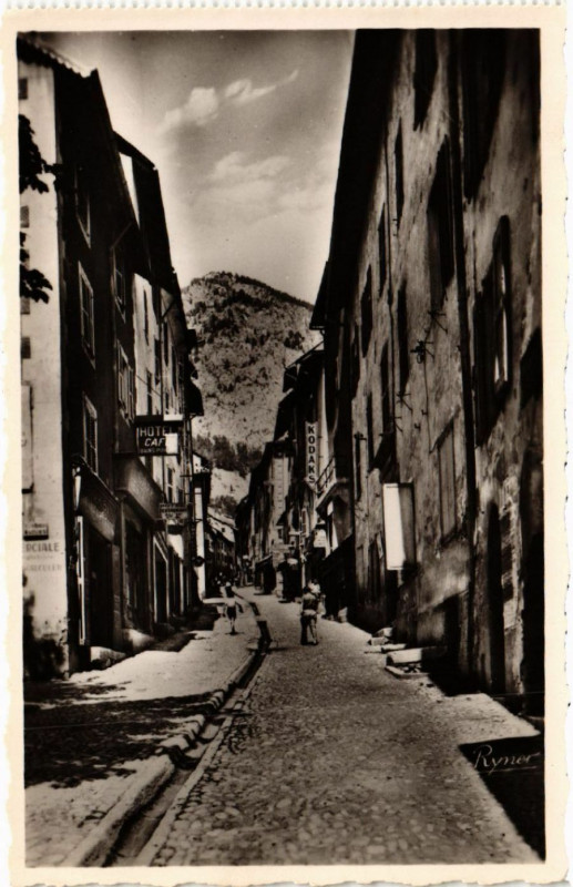 Carte postale ancienne Briancon - Grande Rue - Dans le fond à Briançon
