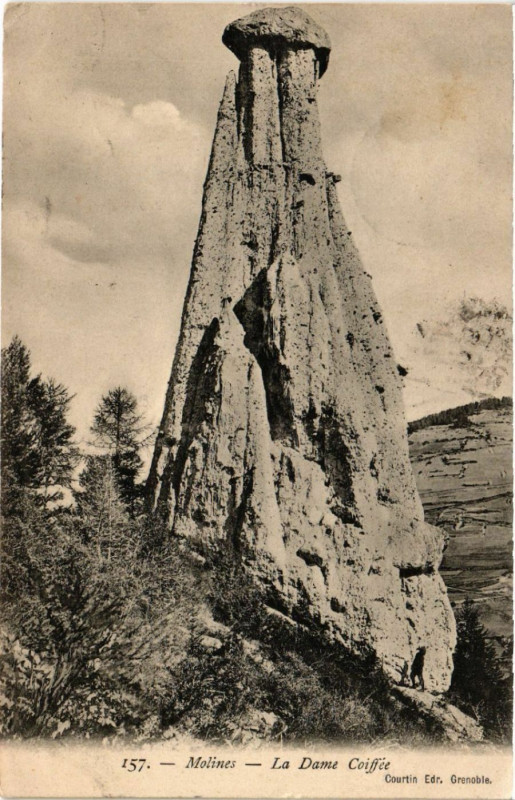 Carte postale ancienne Molines - La Dame Coiffee