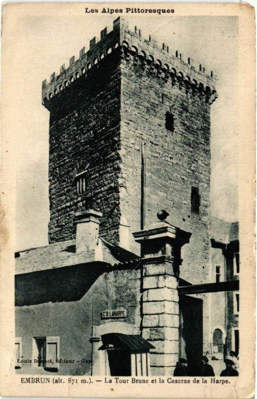Carte postale ancienne Embrun - La Tour Brune et la Caserne de la Harpe à Embrun