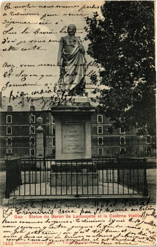 Carte postale ancienne Gap - Statue du Baron de Ladoucette et la Caserne à Gap
