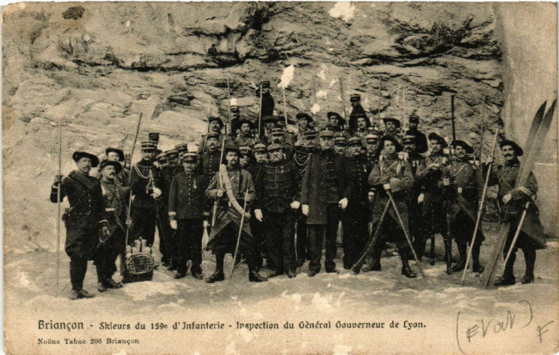 Carte postale ancienne Briancon - Inspection du General Gouverneur de Lyon à Briançon