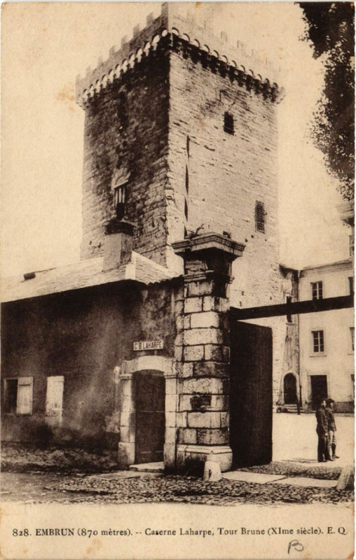 Carte postale ancienne Embrun - Caserne Laharpe, Tour Brune à Embrun