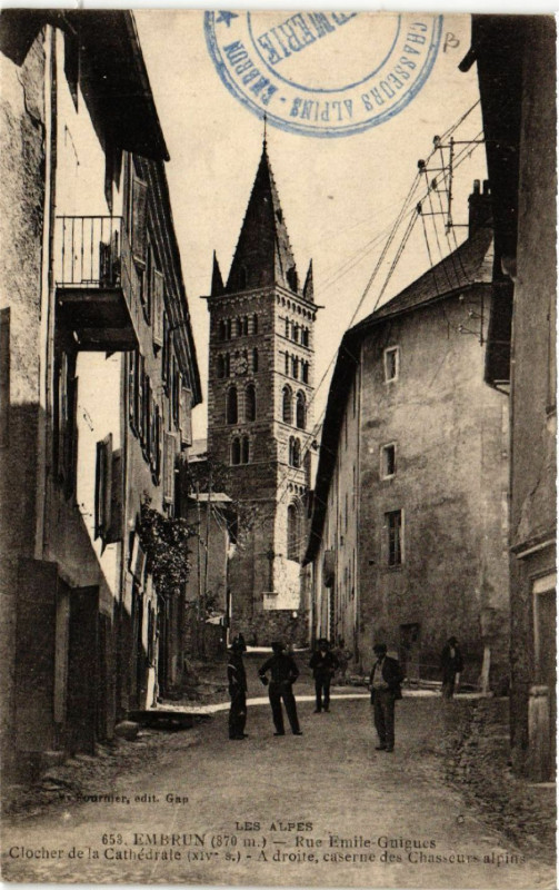 Carte postale ancienne Embrun - Rue Emile Guiuges à Embrun