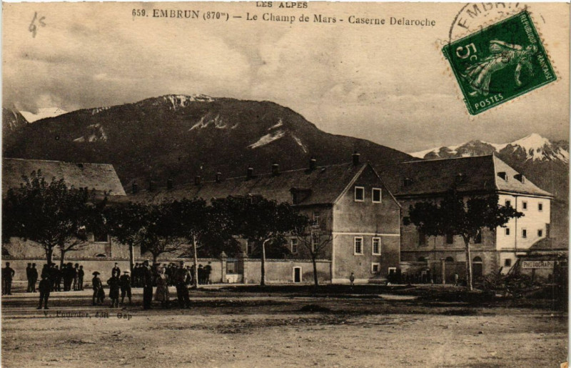 Carte postale ancienne Embrun - Le Champ de Mars - Caserne Delaroche à Embrun