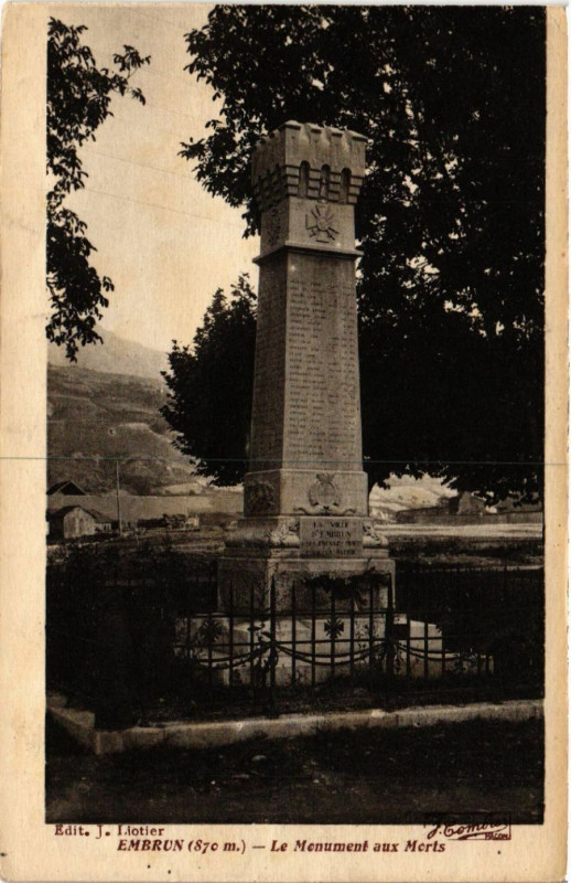 Carte postale ancienne Embrun - Le Monument aux Morts à Embrun