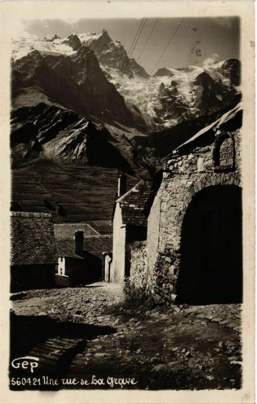 Carte postale ancienne Une rue de La Grave à La Grave