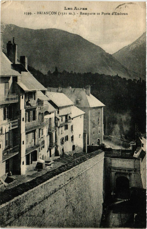 Carte postale ancienne Briancon - Remparts et Porte d'Embrun à Briançon