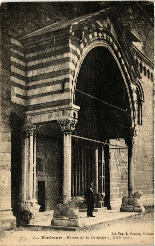 Carte postale ancienne Embrun - Porche de la Cathedrale à Embrun