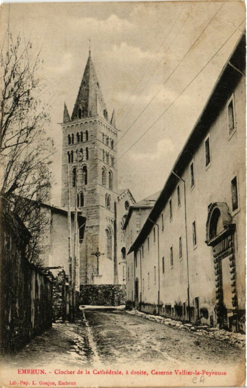 Carte postale ancienne Embrun - Clocher de la Cathedrale a droite à Embrun