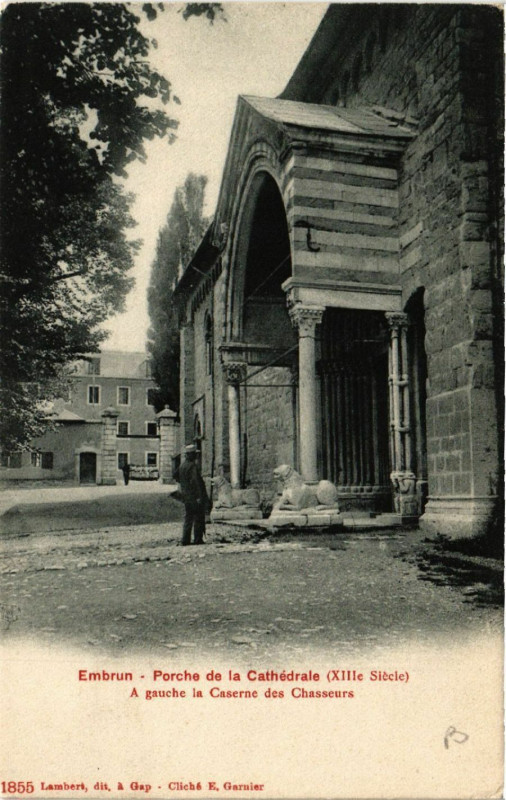 Carte postale ancienne Embrun - Porche de la Cathedrale à Embrun