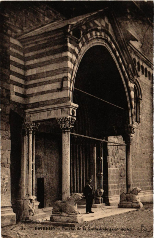 Carte postale ancienne Embrun - Porche de la Cathedrale à Embrun