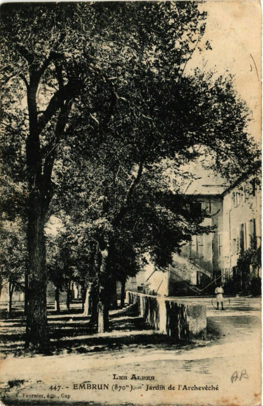 Carte postale ancienne Embrun - Jardin de l'Archeveche à Embrun
