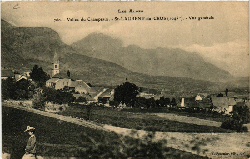 Carte postale ancienne Vallée du Champsaur - Saint-Laurent du Cros - Vue générale à Saint-Laurent-du-Cros