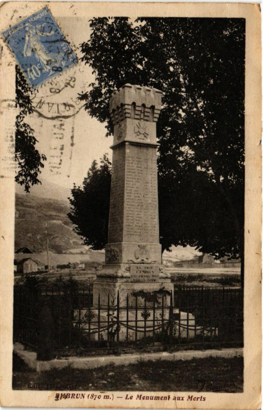Carte postale ancienne Embrun - Le Monument aux Morts à Embrun