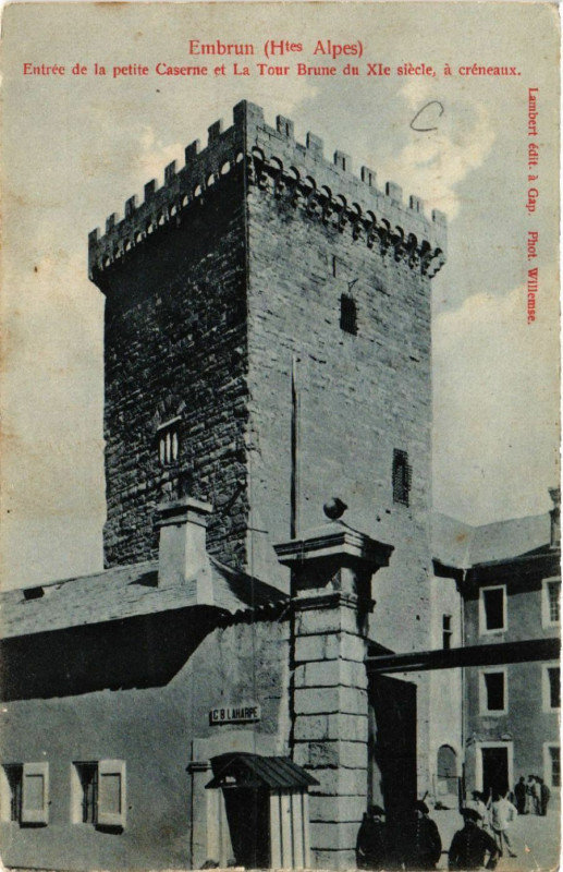 Carte postale ancienne Embrun - Entree de la Petite Caserne à Embrun