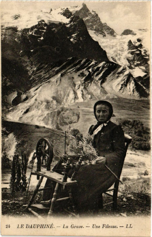 Carte postale ancienne Le Dauphine - La Grave - Une fileuse à La Grave