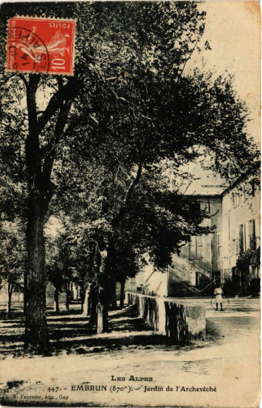 Carte postale ancienne Embrun - Jardin de l'Archeveche à Embrun