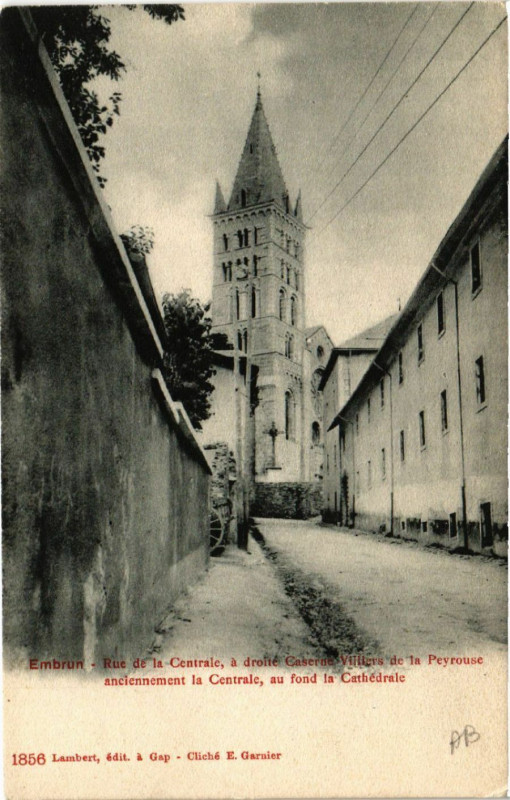 Carte postale ancienne Embrun Rue de la Centrale a droite Caserne Villiers de la Peyrous à Embrun