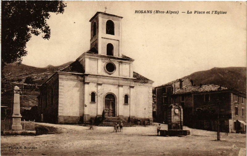 Carte postale ancienne Rosans - La Place et l'Eglise à Rosans