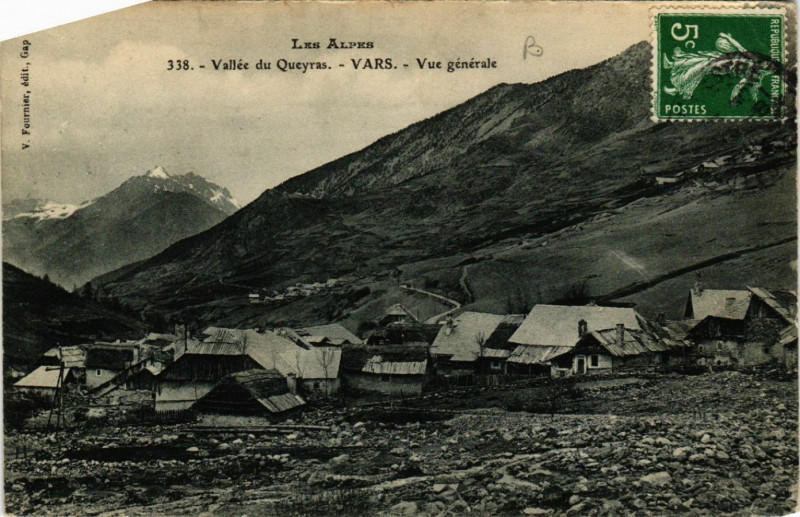 Carte postale ancienne Vallée du Queyras - Vars - Vue générale à Vars