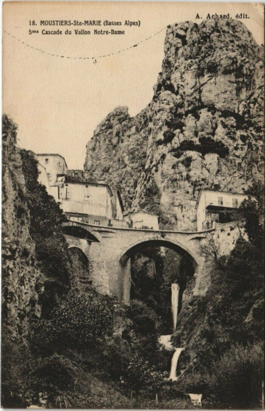 Carte postale ancienne Moustiers-Sainte-Marie - Cascade du Vallon Notre-Dame à Moustiers-Sainte-Marie