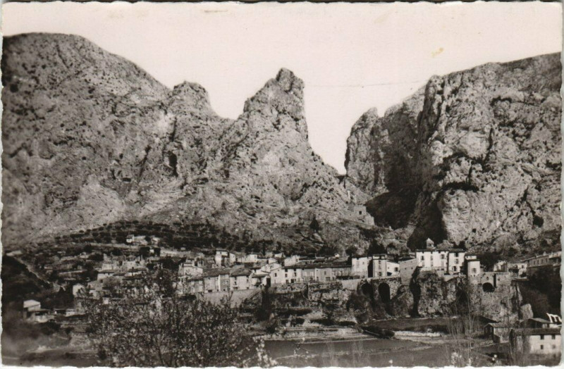 Carte postale ancienne Moustiers-ste-Marie - Vue générale