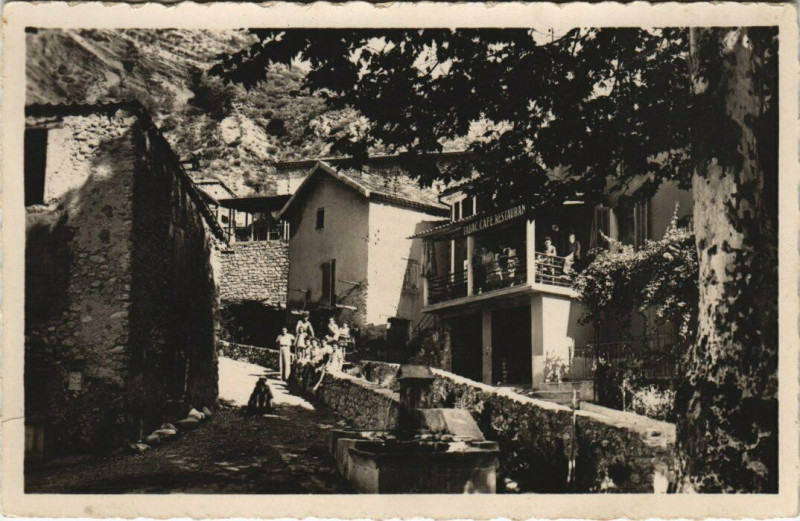 Carte postale ancienne Prads - La Place Hotel Boyer