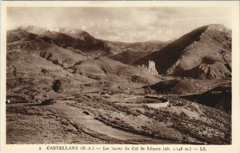 Carte postale ancienne Castellane - Les lacets du Col de Léques à Castellane