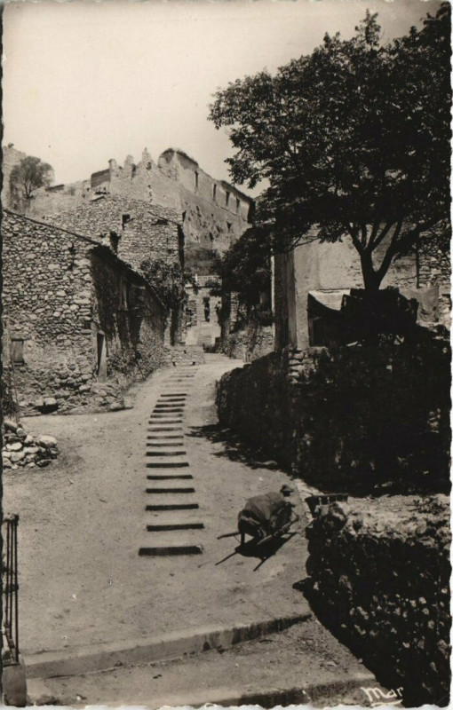 Carte postale ancienne Greoux-les-Bains - Montée vers le Chateau à Gréoux-les-Bains