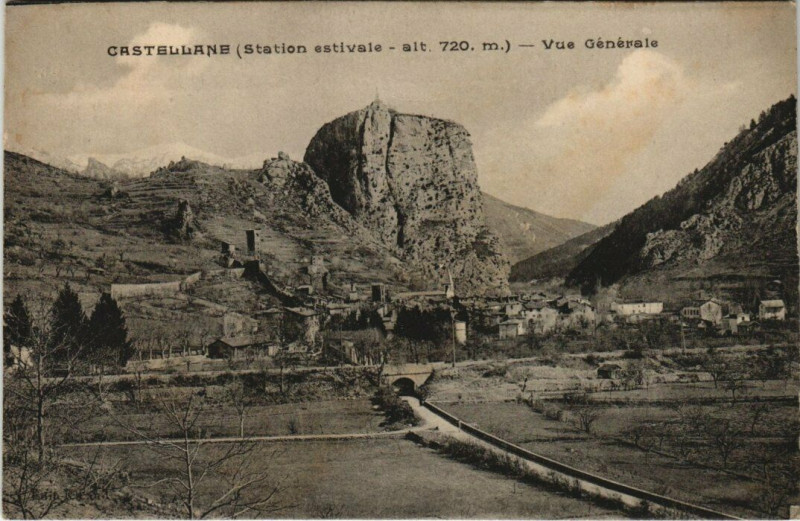 Carte postale ancienne Castellane - Vue générale à Castellane