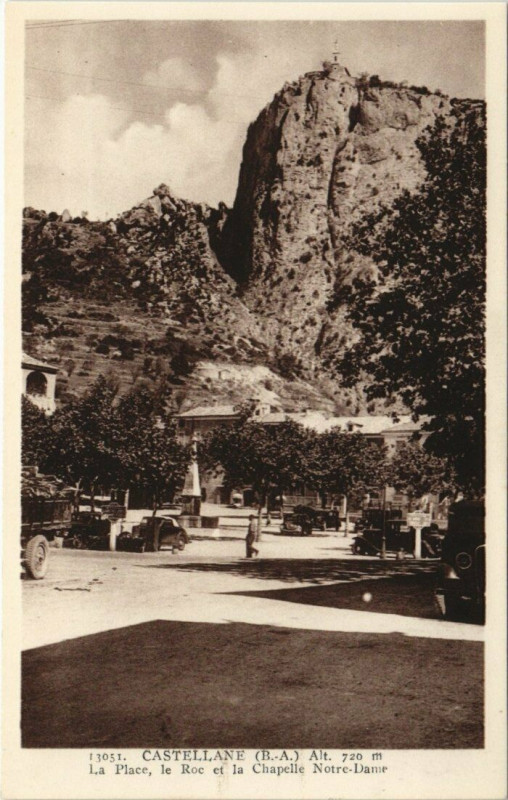 Carte postale ancienne Castellane - La Place à Castellane