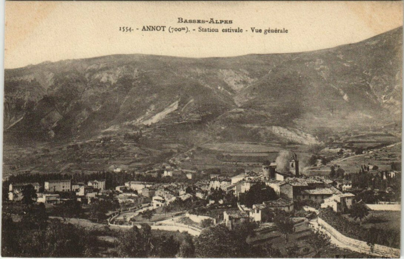 Carte postale ancienne Annot - Station estivale - Vue générale à Annot