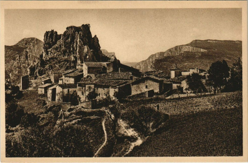 Carte postale ancienne Les Gorges du Verdon - Rougon et son Rocher à Rougon