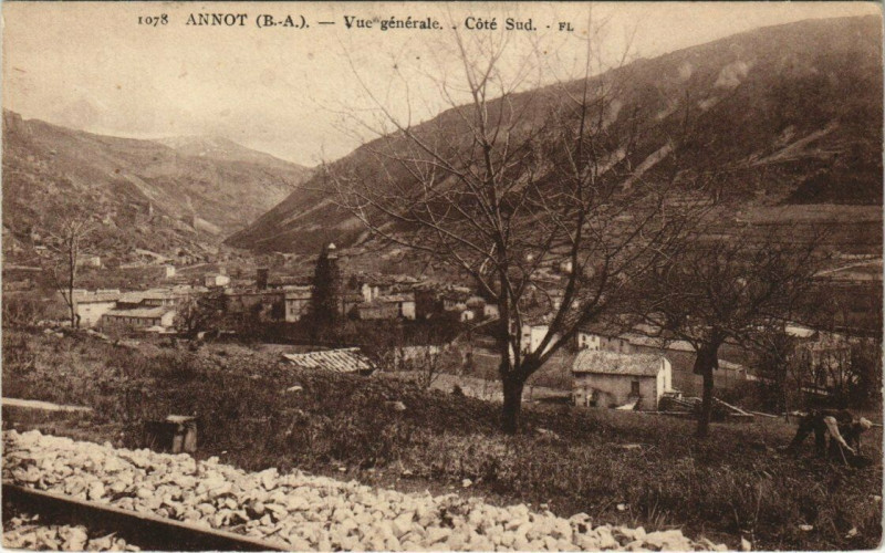 Carte postale ancienne Annot - Vue générale à Annot