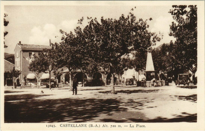 Carte postale ancienne Castellane - La Place à Castellane