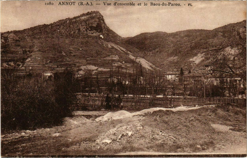 Carte postale ancienne Annot Vue d'ensemble et le Baou-du-Parou à Annot