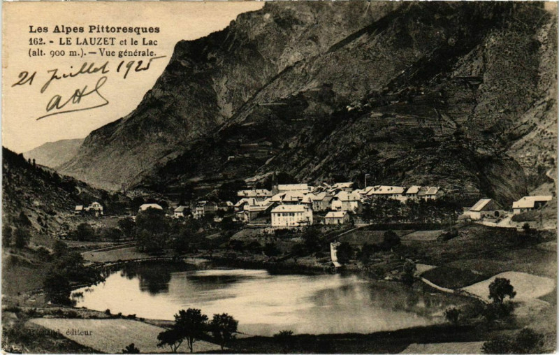 Carte postale ancienne Les Alpes Pittoresques Le Lauzet et le Lac Vue generale à Auzet