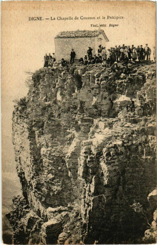 Carte postale ancienne Digne La Chapelle de Cousson et le Precipice