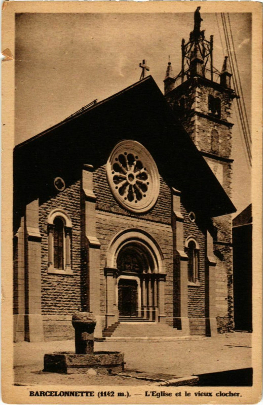 Carte postale ancienne Barcelonnette L'Eglise et le vieux clocher à Barcelonnette