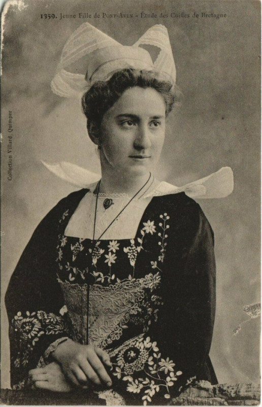 Carte postale ancienne Jeune Fille de Pont-Aven à Pont-Aven