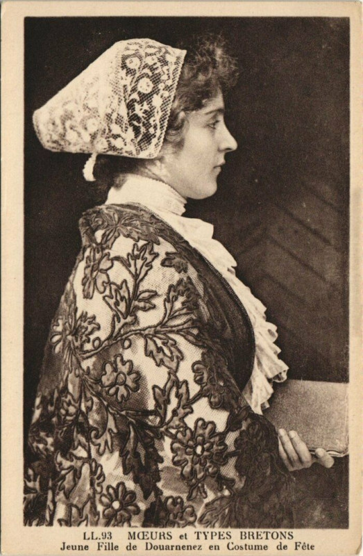 Carte postale ancienne Costume de Fete Jeune Fille de Douarnenez à Douarnenez
