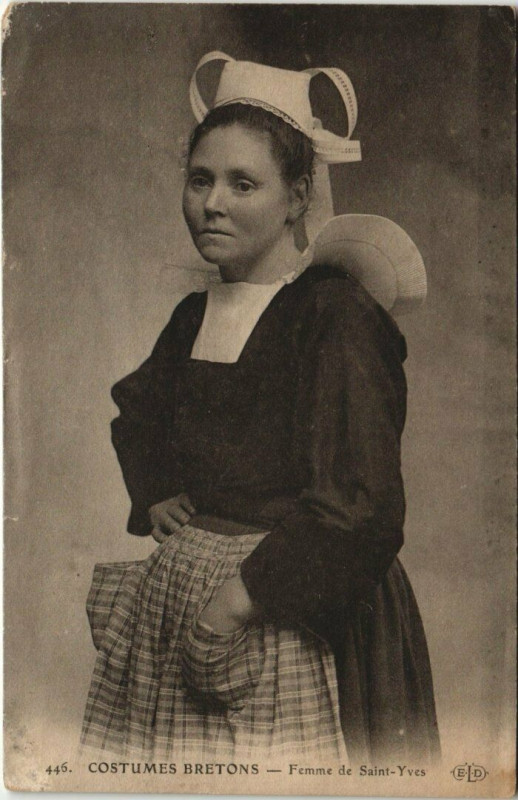 Carte postale ancienne Costumes Bretons - Femme de Saint-Yves
