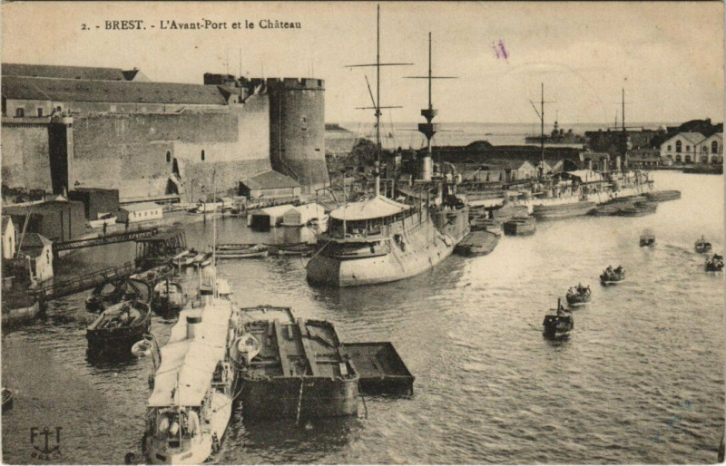 Carte postale ancienne Brest - L'Avant-Port et le Chateau à Brest