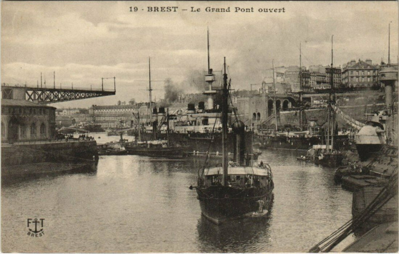 Carte postale ancienne Brest - Le Grand Pont ouvert à Brest