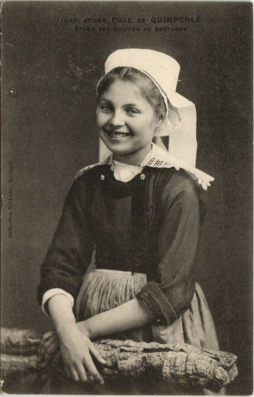 Carte postale ancienne Jeune FIlle de Quimperle à Quimperlé