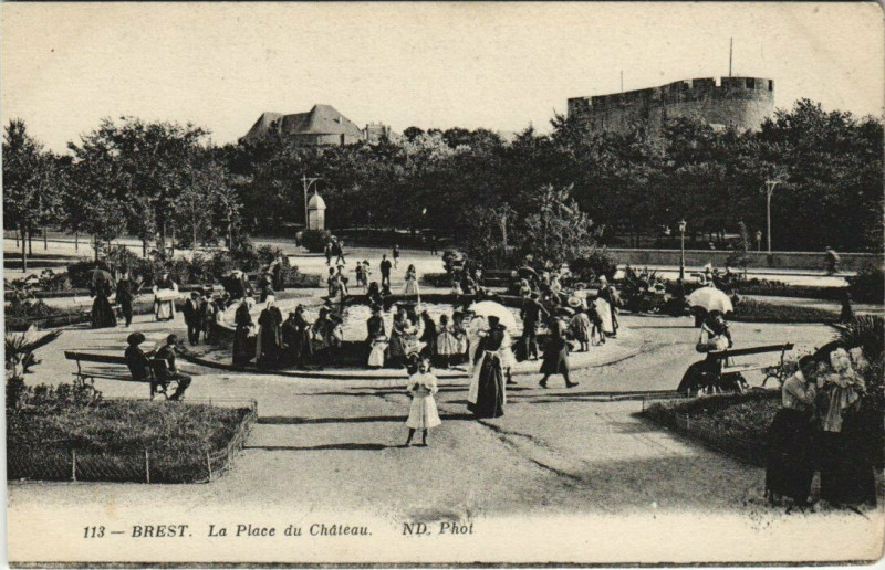 Carte postale ancienne Brest - La Place du Chateau à Brest
