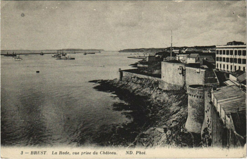 Carte postale ancienne Brest - La Rade vue prise du Chateau à Brest