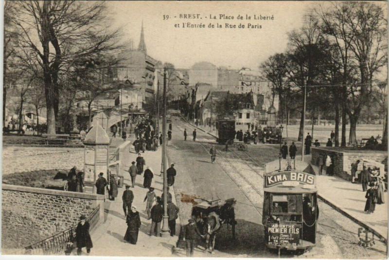 Carte postale ancienne Brest - La Place de la Liberté à Brest