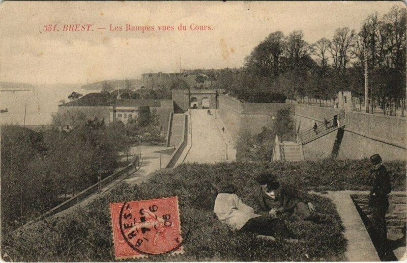 Carte postale ancienne Brest - Les Rampes vues du Cours à Brest